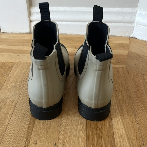 Everlane The Rain Boot in Stone | Size 7 - Picture 11 of 14